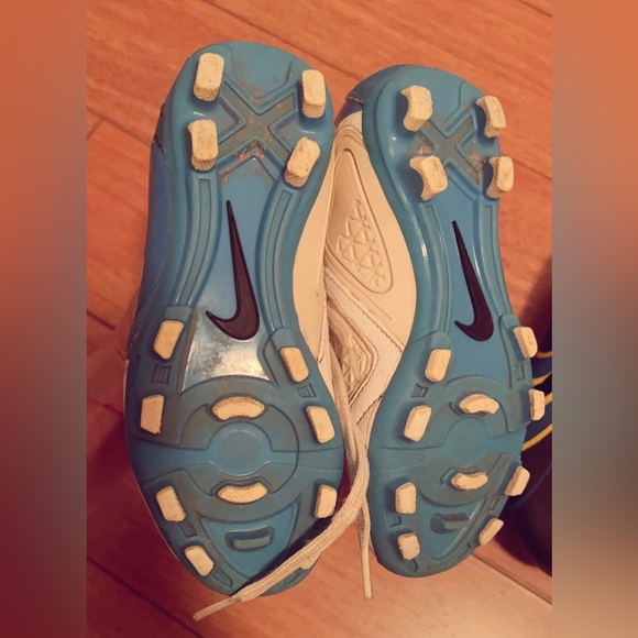Nike kids size 11 soccer shoes - Picture 5 of 5